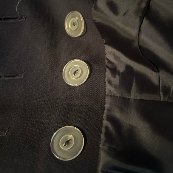 Halston Vintage Navy‎ Bue blazer is preowned in excellent condition. Size 8. - Picture 4 of 9